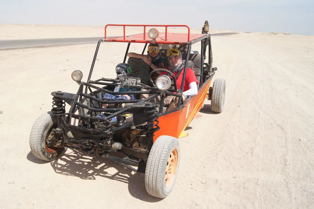 Photographie représentative de buggies de dunes ouverts en terrain désertique